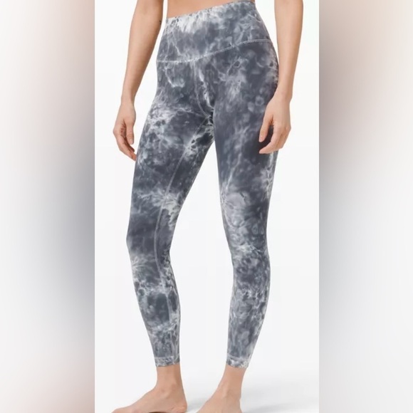 2022-Lululemon NWT Wunder Under HR Crop
21" *MDye size 6 - Picture 2 of 9